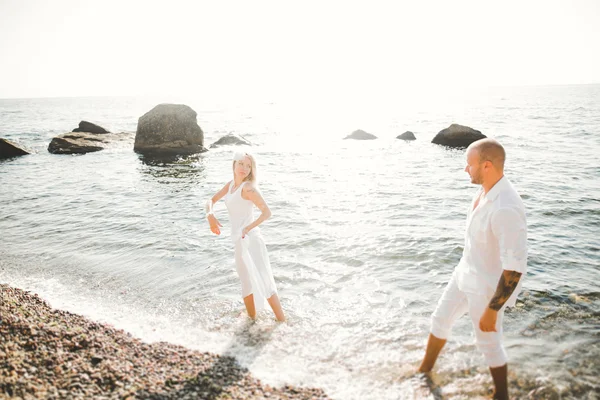 Model-Paar mit Tätowierung posiert außerhalb von Nea Sea — Stockfoto