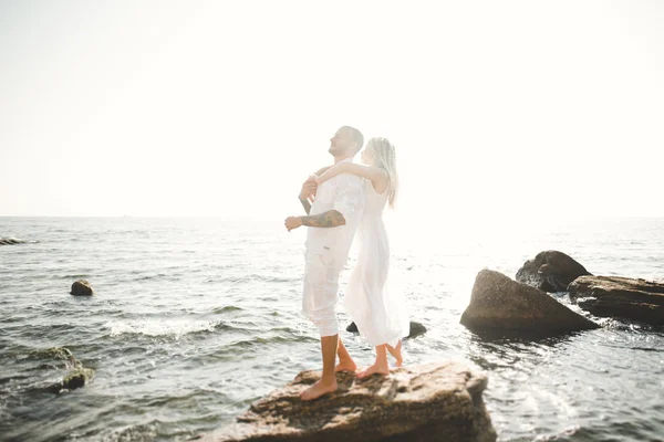 Feliz pareja de moda romántica en el amor divertirse en el hermoso mar en el día de verano — Foto de Stock