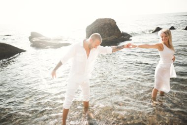 mutlu sadece evli genç düğün kutluyor çift ve güzel bir plaj gün batımında iyi eğlenceler