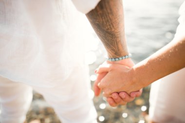 Gelin ve damat el ele tutuşuyor.