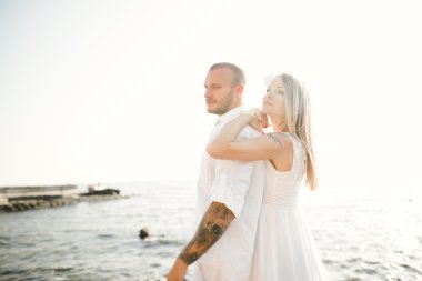 mutlu sadece evli genç düğün kutluyor çift ve güzel bir plaj gün batımında iyi eğlenceler