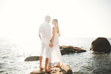 mutlu sadece evli genç düğün kutluyor çift ve güzel bir plaj gün batımında iyi eğlenceler