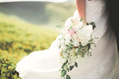 Elinde iyi düğün buket çeşitli çiçek çok