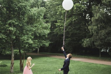 Sevgi dolu birkaç arka plan üzerinde batan güneşin. Yeni evli. Gün batımında yürümek