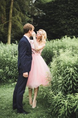 Genç çift eğleniyor ve güzel doğanın tadını çıkarıyor.