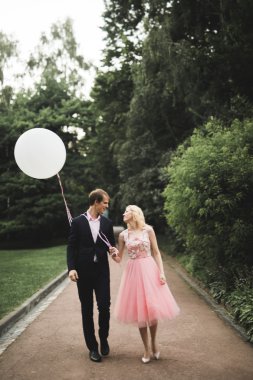 Sevgi dolu birkaç arka plan üzerinde batan güneşin. Yeni evli. Gün batımında yürümek