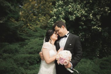 Botanik parkında yürüyen mutlu bir çift.