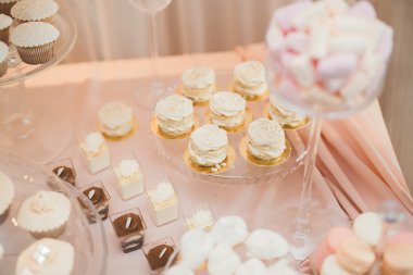 Çeşitli lezzetli tatlılar, yemek fikirleri ve kutlamalarla dolu bir büfe.