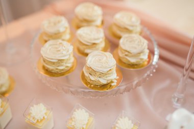 Bir büfe üzerinde pişmiş tatlı çeşitleri