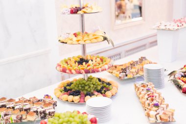 Enfes ve lezzetli bir tatlı masası ve resepsiyonda kapkek fotoğrafları.