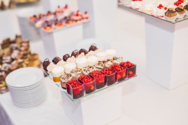 Enfes ve lezzetli bir tatlı masası ve resepsiyonda kapkek fotoğrafları.