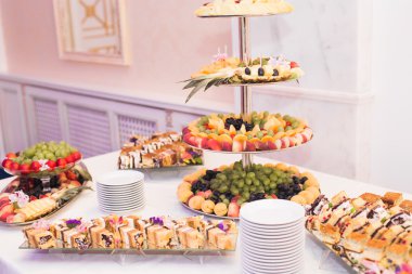 Çeşitli tatlı meyve büfesi masada dilimlenmiş.