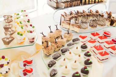 Bir büfe üzerinde pişmiş tatlı çeşitleri