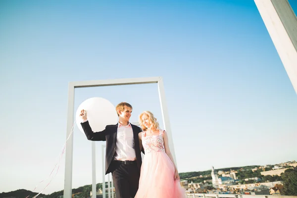 Casal amoroso no fundo do sol poente,. Acabei de casar. Caminhe ao pôr do sol — Fotografia de Stock