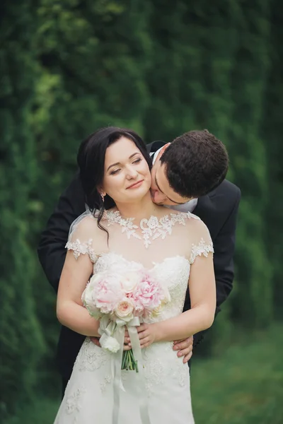 Casal feliz caminhando em um parque botânico — Fotografia de Stock