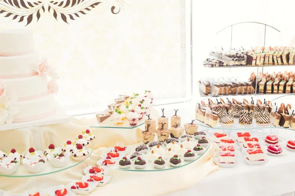 Buffet con una varietà di deliziosi dolci, idee alimentari, celebrazione — Foto Stock