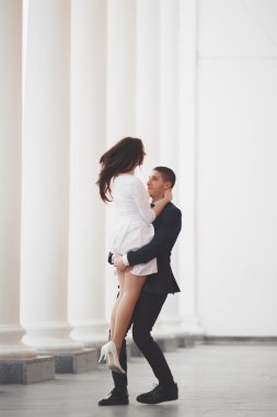 Güzel çift, gelin ve damat büyük beyaz sütun poz