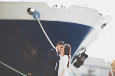 Mutlu gelin ve damat gemi sarılma