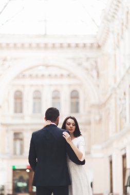 Sevgi dolu çift eski şehirde poz