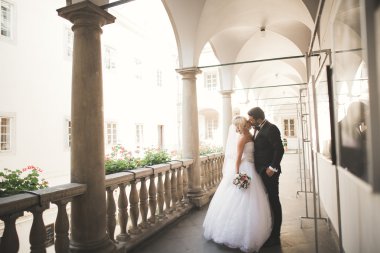 Lüks evli çift, gelin ve damat eski şehirde poz veriyor.