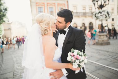 Lüks evli çift, gelin ve damat eski şehirde poz veriyor.