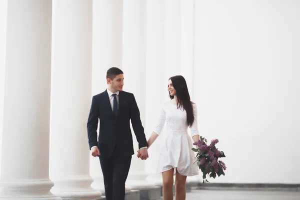 Luxury married wedding couple, bride and groom posing in old city — Stock Photo, Image