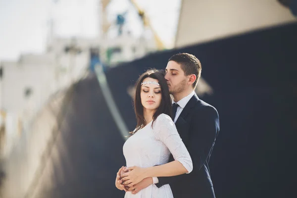 Feliz novia y novio abrazándose cerca de la nave —  Fotos de Stock
