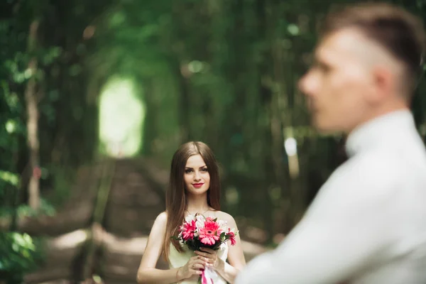 Piękna panna młoda pozowanie w pobliżu skały z widokiem — Zdjęcie stockowe