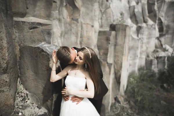 岩と山脈の美しい結婚式のカップル — ストック写真