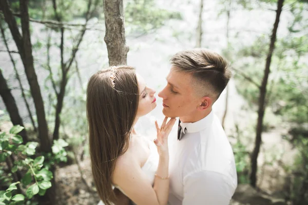 Mariage homme couple, mariée baisers et câlins sur un fond de rivière, montagnes. Portrait beauté — Photo