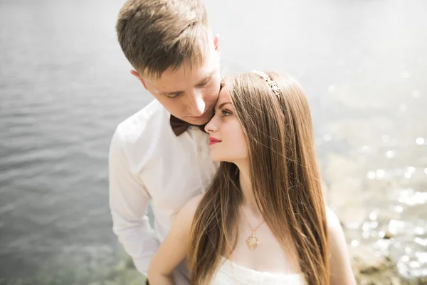 Embrasser couple de mariage au printemps nature gros plan portrait — Photo