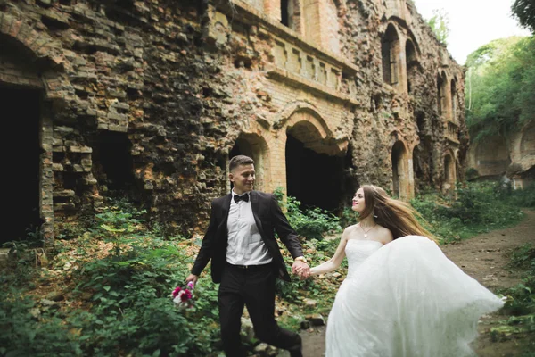 Incredibile felice gentile elegante bella coppia romantica caucasica sullo sfondo antico castello barocco — Foto Stock