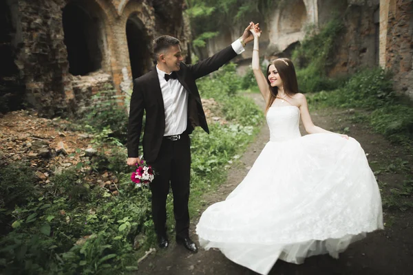 Zmysłowa para małżeńska, walentynki przytulające się przed starym słowiańskim zamkiem — Zdjęcie stockowe