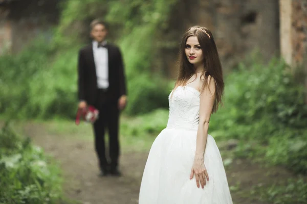 Bela noiva posando em seu dia de casamento no parque — Fotografia de Stock