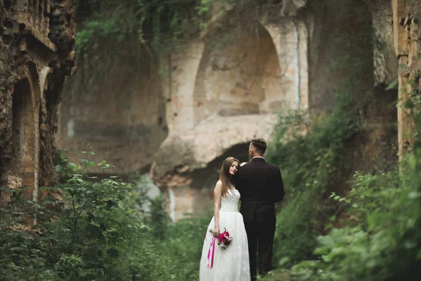 Magnifique conte de fées couple nouvellement marié câlin près du vieux château médiéval — Photo