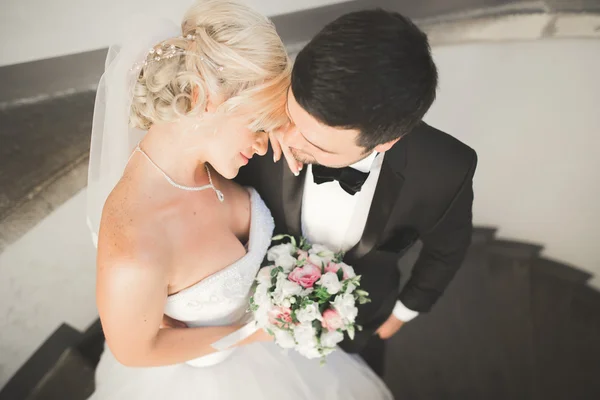 Retrato de casal feliz recém-casamento com buquê — Fotografia de Stock