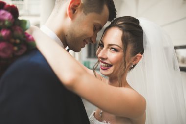 Mutlu yeni çift ile buket düğün portre