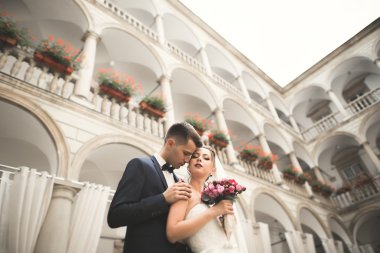 Lüks evli çift, gelin ve damat eski şehirde poz veriyor.