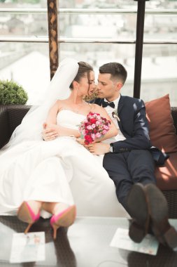 Güzel çift, gelin ve damat ile eski şehir'in backgrounf balkonda poz