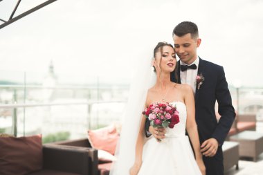 Güzel çift, gelin ve damat ile eski şehir'in backgrounf balkonda poz