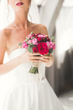 Eski şehirde poz lüks beyaz elbise ile harika gelin