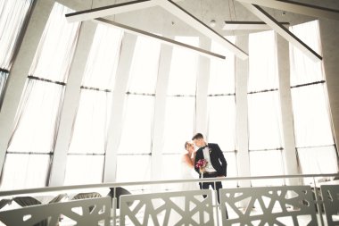 Güzel, mutlu bir düğün çifti, güzel şehirde uzun beyaz elbiseli bir gelin.