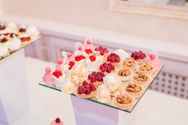 Çeşitli lezzetli tatlılar, yemek fikirleri ve kutlamalarla dolu bir büfe.