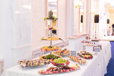 Bir büfe üzerinde pişmiş tatlı çeşitleri