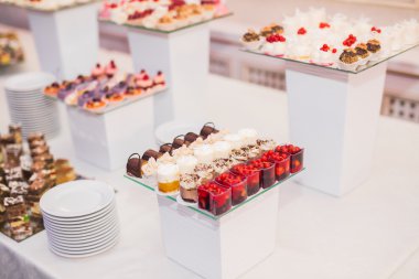 Lezzetli düğün resepsiyonu, tatlı masası.