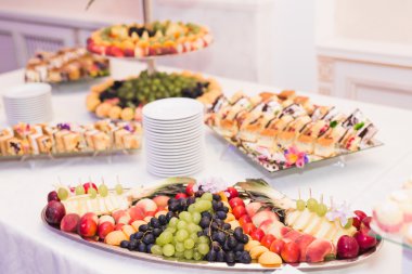 Enfes ve lezzetli bir tatlı masası ve resepsiyonda kapkek fotoğrafları.