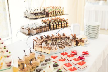 Çeşitli lezzetli tatlılar, yemek fikirleri ve kutlamalarla dolu bir büfe.