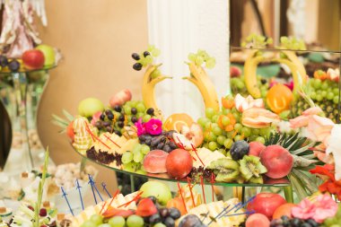 Düğün büfesinde farklı taze meyveler.