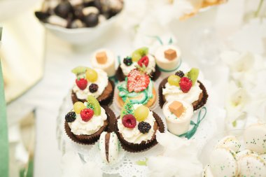 Bir büfe üzerinde pişmiş tatlı çeşitleri