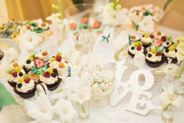 Enfes ve lezzetli bir tatlı masası ve resepsiyonda kapkek fotoğrafları.